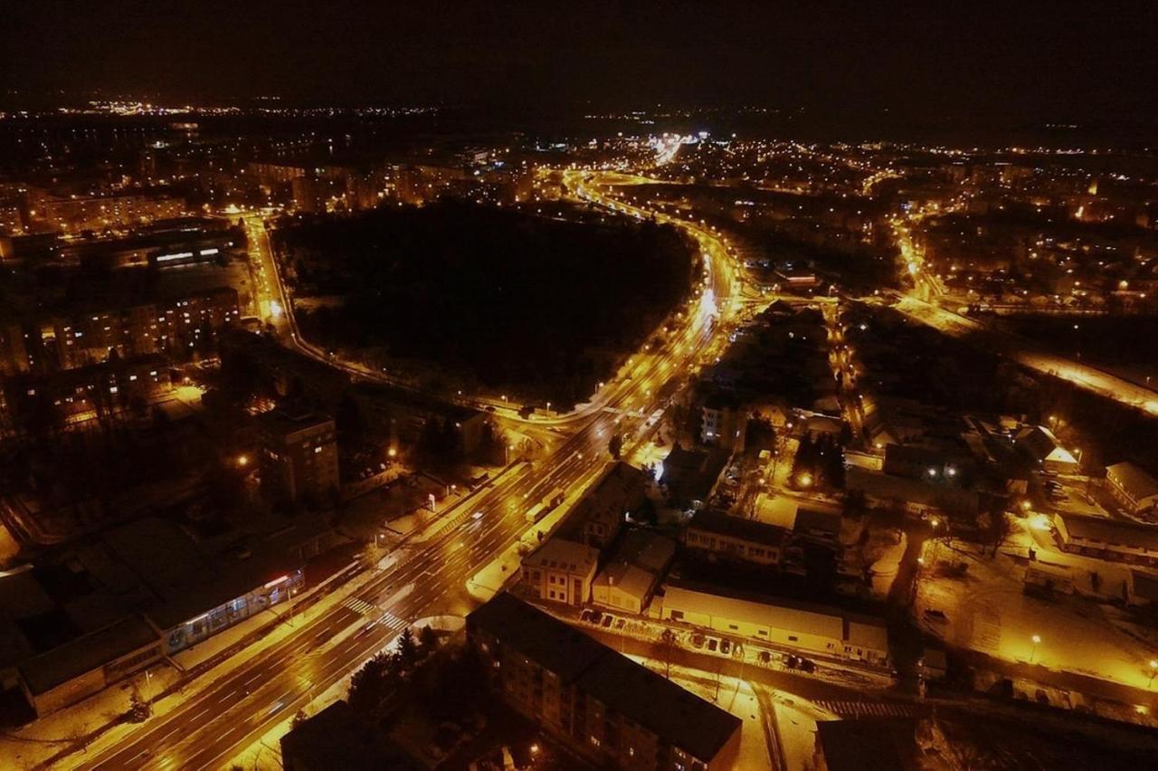 Amira Apartman Révkomárom Kültér fotó